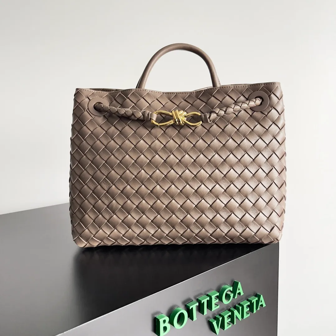 The 2023 new Andiamo batch of 2260 BV has been shipped‼ ️Really popular🔥The new Andiamo woven handbag launched by Bottega Veneta this season is really popular all over the world! ! Celebrities at home and abroad have worn it, and Oscar-winning actress Michelle Yeoh has taken it out on the street. Song Jia, Trai Yara, Yu Feihong, Sanji Ayaka, Rosie Hunting-Whiteley, Yoshioka Riho, etc. have all picked up this bag. It is classic and versatile, showing off its temperament, and the bag capacity is also large, which is very convenient for daily commuting! ! A variety of carrying methods, the shoulder straps can be adjusted by yourself, the original lambskin feels soft and delicate, and the neutral style is made to break gender boundaries and bring a more practical and long-lasting use experience. Andiamo, which has both elegant and casual styles, perfectly interprets the true appearance of "fashionable old money style". Style number: 743572 Size: 32*24*12